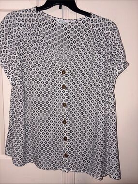 Market & Spruce White and Navy Floral Button-Front Blouse